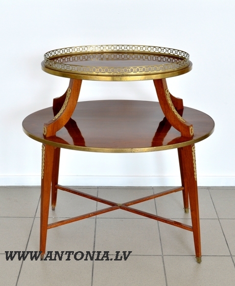 10. Овальный столик