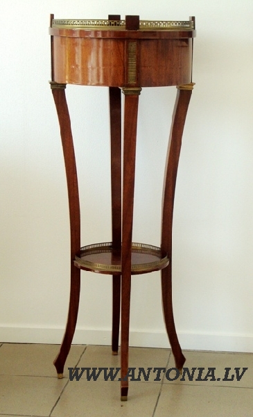 9. Ormolu mounted mahagony round tabel.