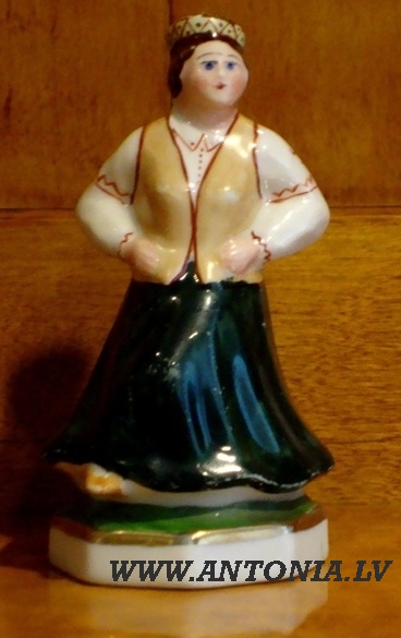 13. Девица в зелёной юбке