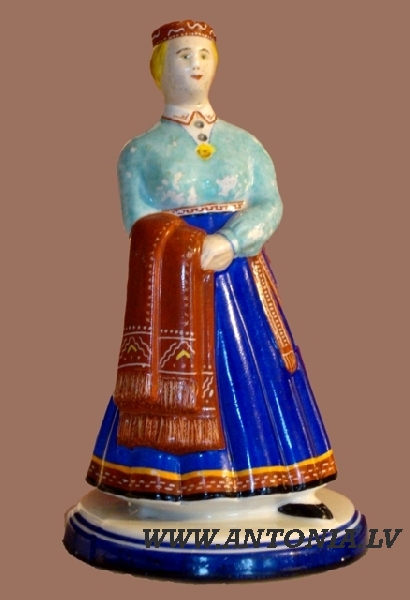 Девица в синей юбке