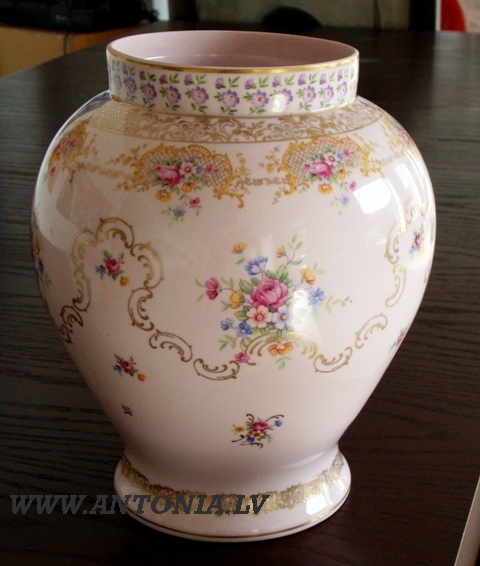 Розовая ваза с цветами