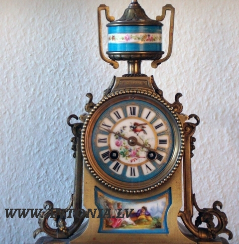 Часы с подсвечниками