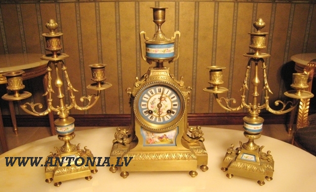 Часы с подсвечниками