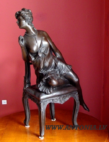 Женщина на стуле