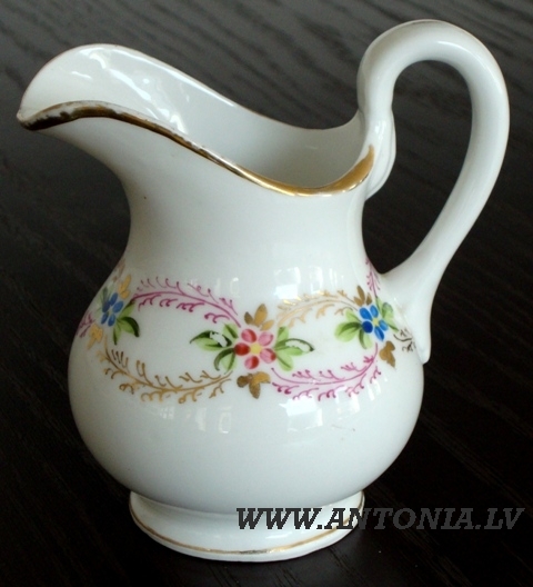 Сливочник с цветочным узором