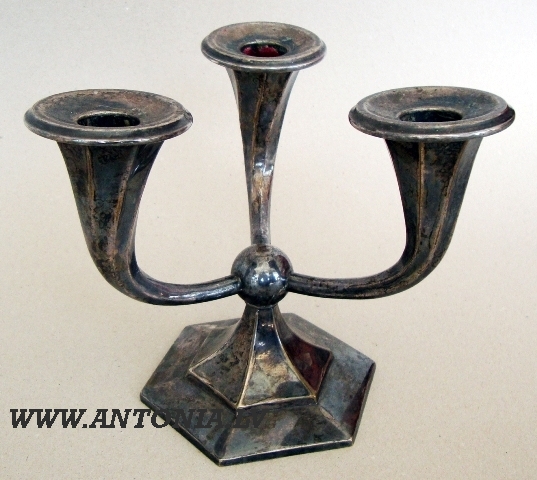 Lilijas formas trīsžuburu svečturis