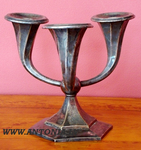 Lilijas formas trīsžuburu svečturis