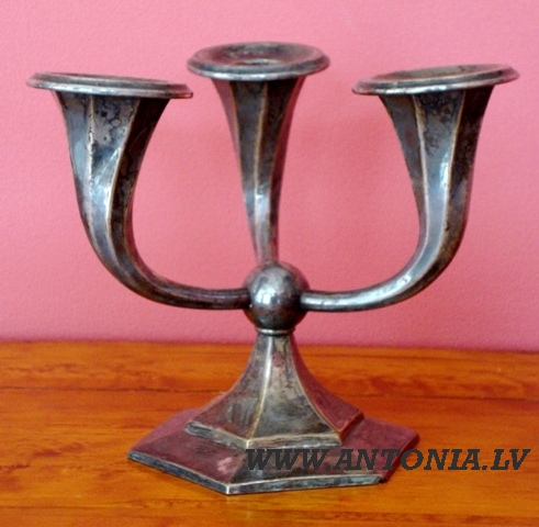 Lilijas formas trīsžuburu svečturis