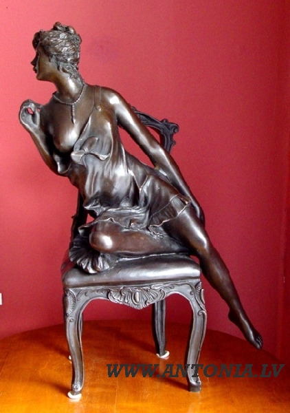 Женщина на стуле