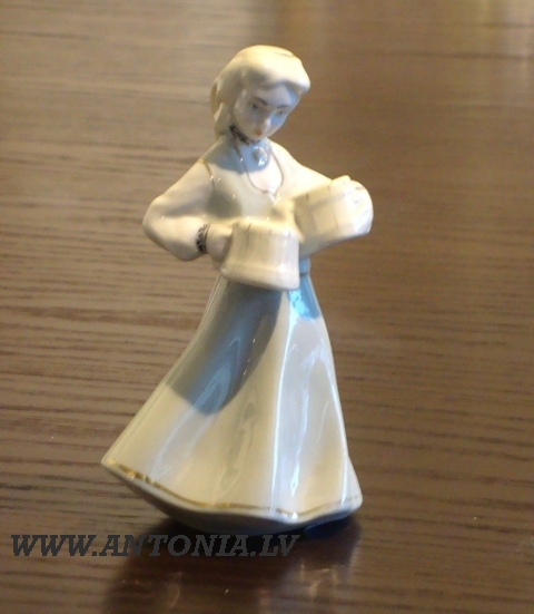 Meitene ar alus kausiem