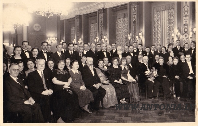 3 fotogrāfijas ar māksliniekiem un 3 lapas 