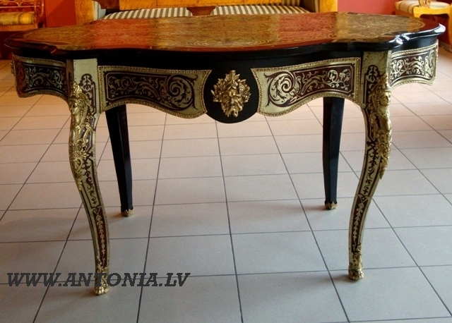 Стол в технике Шарля Була