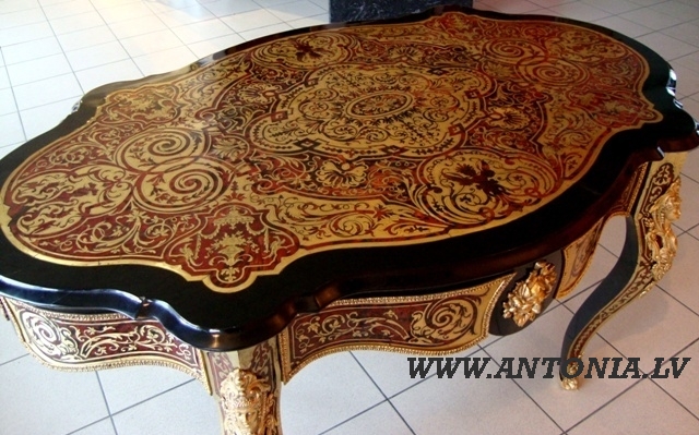 Стол в технике Шарля Була