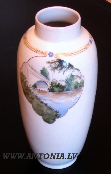 299. Фарфоровая ваза
