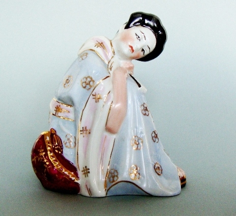 Japāniete (ar sarkanu spilvenu)