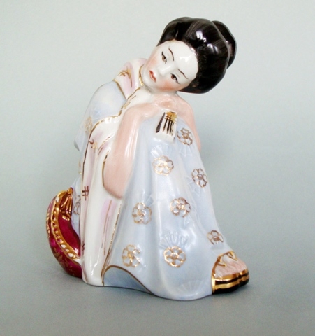 Japāniete (ar sarkanu spilvenu)