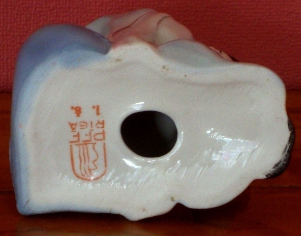 Japanese girl (blue pillow)