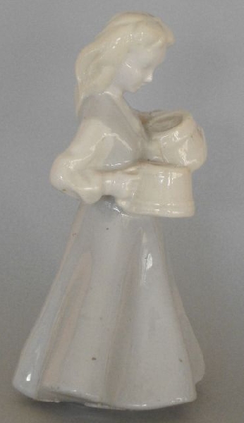 Meitene ar alus kausiem