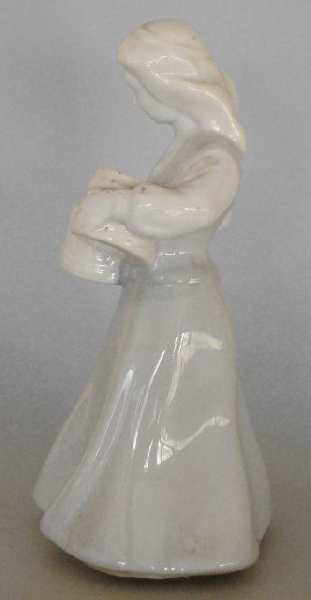 Meitene ar alus kausiem