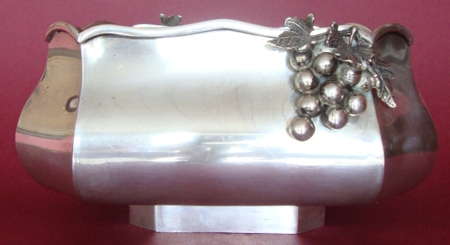 Тарелка с фруктами с виноградом