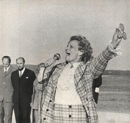 Вия Артмане