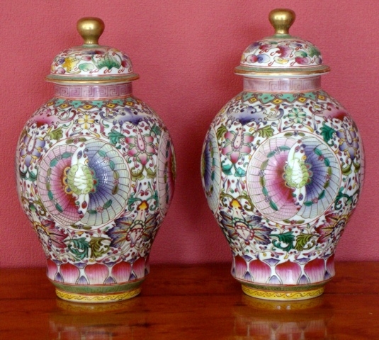Chinese vase with lid - a couple